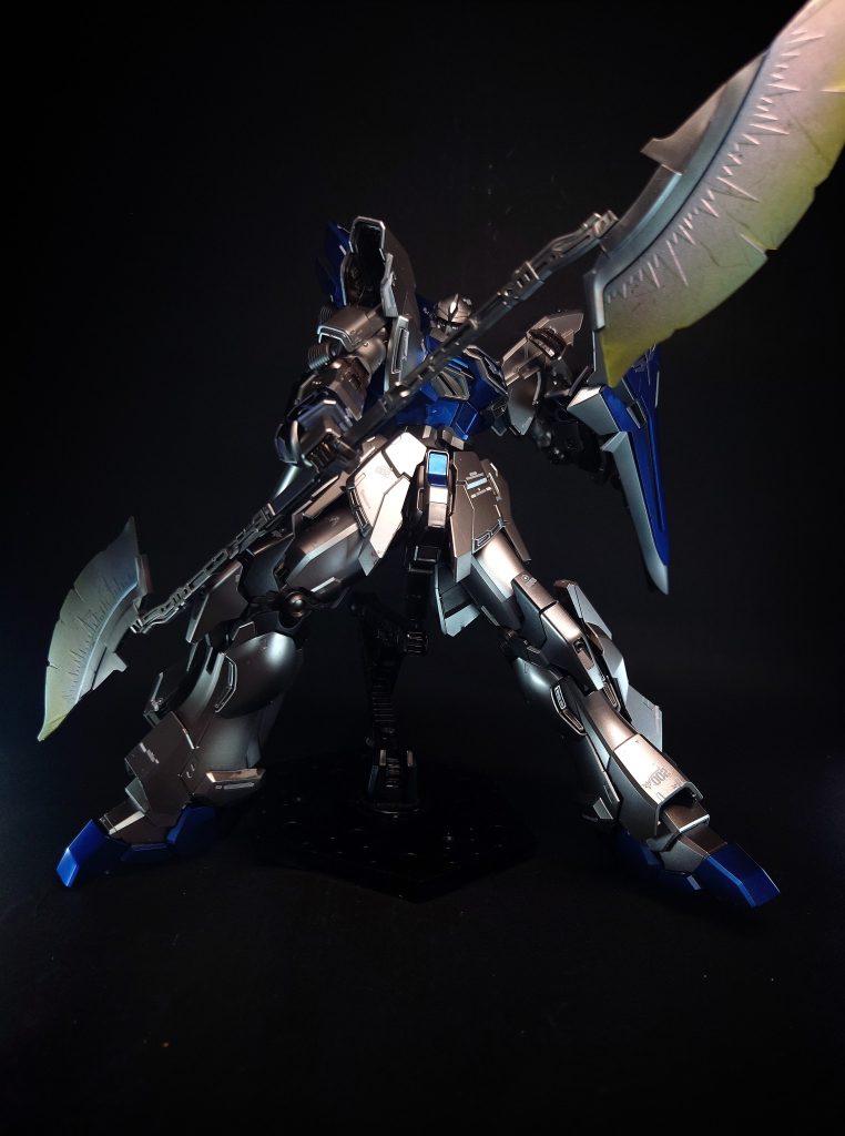 ビーム・アックス斧状のビーム刃を発振させる近接格闘兵装。シールドに装着したままでも使用でき、出力の切り替えによってソード・アックスへと刀身形状を変化させる。また、アックスユニットを2基連結すれば柄の両端からソード・アックスを同時形成するビーム・ナギナタとして使用可能。ビーム・ナギナタは高速回転させる事で防御にも活用出来る。ゾルタン機もコンテナユニットに収納されていた物を連結して使用している。