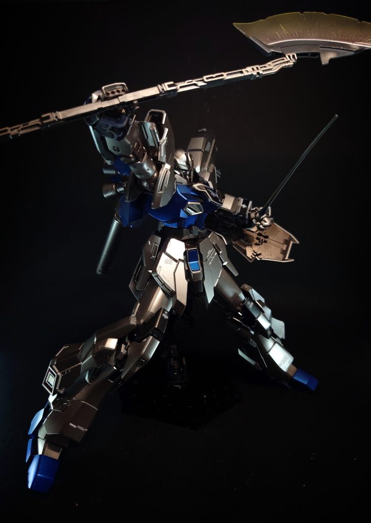 ビーム・サーベル前腕部に1基ずつ、計2基格納されている。マニピュレーターに保持して使用する以外に、ユニコーンガンダムのビーム・トンファーのように前腕部にマウントしたまま使用する事も可能。奪取された際のビーム刃の色はピンク、もしくは青だったが、『NT』に登場する改装された2機目の物は黄色となっている