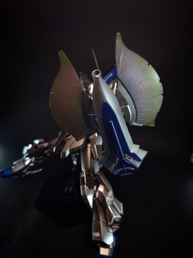 特殊機能 サイコフレームムーバブルフレームの一部に採用されている構造材。サイコミュと同程度の性能を持つサイコチップが金属粒子レベルのサイズで封入されていて、サイコミュシステムの小型化や機体の追従性の向上等といった恩恵を得る事ができる。サイコフィールドサイコフレームが起因しているエネルギーフィールド。パイロットやパイロットに関わった人物、機体の周囲にいる周囲の人物の意志に反応し、様々な挙動を見せる。本機の場合は『バンデシネ』において機体を奪取する際にビーム・ライフルのビームを弾いている。インテンション・オートマチックパイロットの脳内操縦イメージを思考波として機体内部のサイコフレームに感受させ、機体の挙動へ直接反映させる思考操縦システム。そのため、通常の手動のみの操縦を凌駕する反応速度と動作精度を誇る。