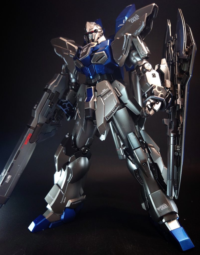 装甲は連邦系MSが持つ直線的なラインでまとめられ、頭部はデュアルアイなど「ガンダム」的な意匠を継承しつつも曲面を多用した独自のデザインが採用されている。宇宙世紀0094年、地球連邦軍所属のクラップ級「ウンカイ」で輸送中の2ユニットがネオ・ジオン残党軍「袖付き」に強奪され、1機がフル・フロンタル専用機「シナンジュ」へと改装。「袖付き」のフラッグシップ機として運用され、もう1機はゾルタン・アッカネンの乗機としてエングレービングを施した状態で運用された。