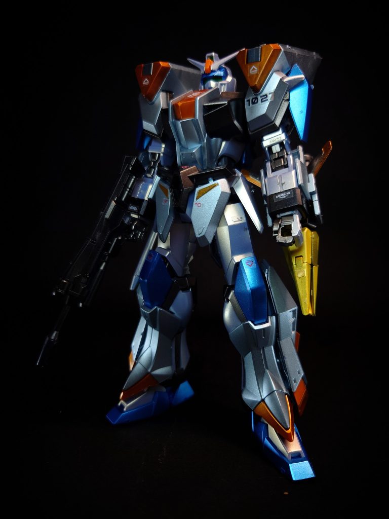 モビルスーツ用強化装備「アサルトシュラウド」も大幅に改修され、肩の装甲内にビームサーベルや高エネルギービーム砲、ミサイルを収納。武装も従来のデュエルのものに加えて、その名にある通りブリッツを彷彿とさせるものを持つ。