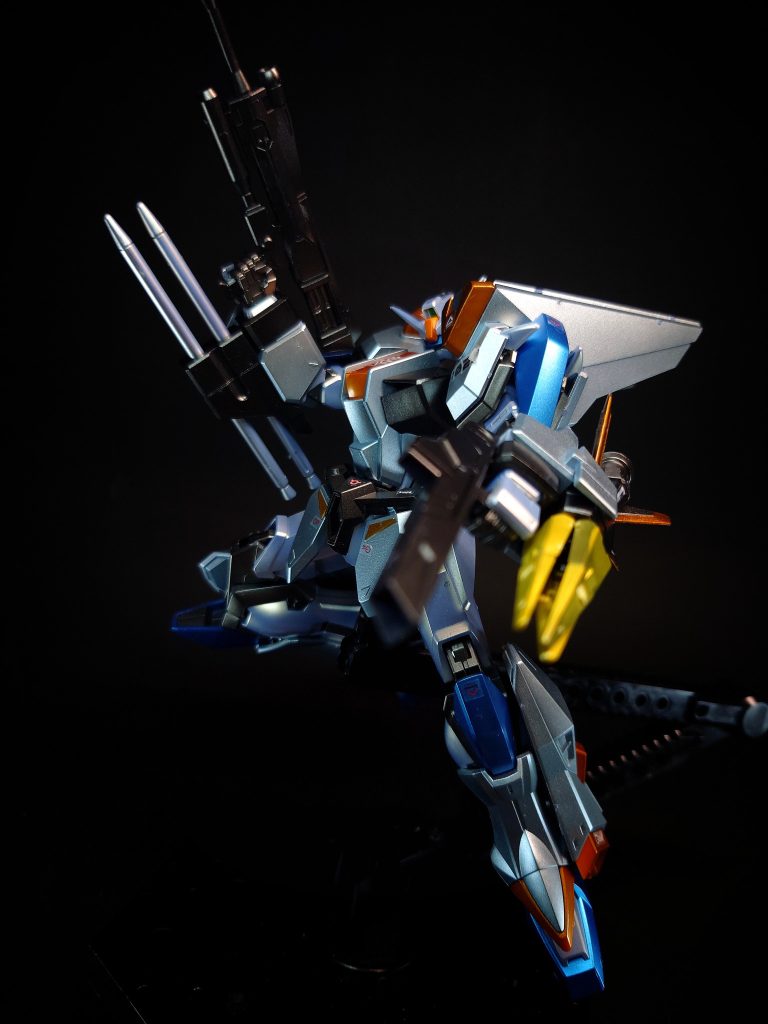 特殊機能   アサルトシュラウド全身に装備されたMS用強化装備。デュエルブリッツのものはブリッツを彷彿とさせる武装が追加されている。