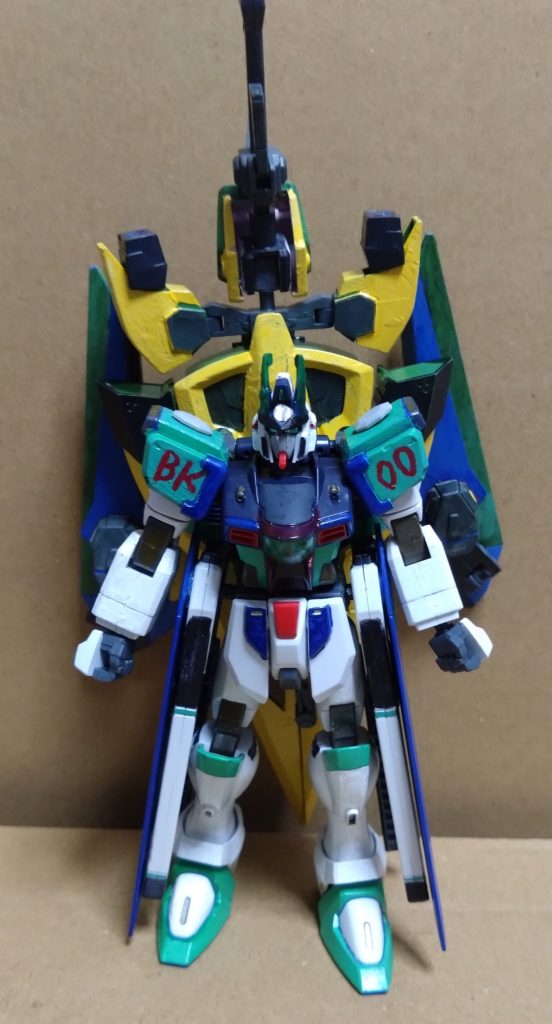 前の投稿でも説明しましたが、主に味方の支援が目的となっているキルトリア。MS形態や味方機の武器としての変形はもちろん、味方機との合体でその機体性能を大きく変えることができます。『ソードフォーム』のまま背中に装備も可能。使用する際はそのまま手に持ちます。 例として『ファイナルラストニッパー』に装備してみました。仮に背中が狙われても、シールドとしての役割もあるので防がれます。 「『ファイナルラストニッパーガンダムキルトリア』！！行きますっ！」 またしても長い名前になりましたが、この装備時のファイナルラストニッパーはそういう名前ということで…。