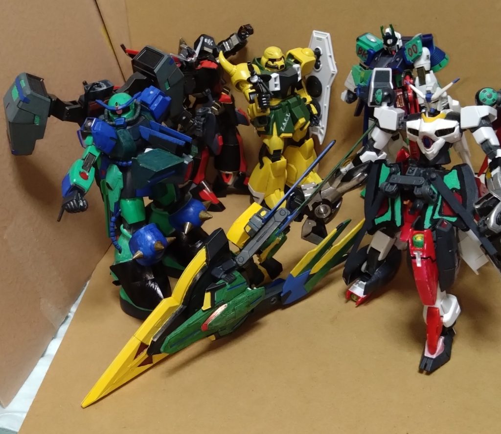 では、今回はここで終わりにしたいと思います。最後にクロストラベラーのMSを集合させての撮影で終えますが、一つ気になる……と思った方がいるかと思われます。アースのガンダムことスペランツァジャスティスがいません。それには、ある事情があります……。  「ザランさんのMSがいませんが、どこへ…？」「あぁ、スペランツァなら改修段階に入っている。そして、外側に装着するアーマーの作業にも入りつつある」 と、ここでまさかのネタバレをしてしまいました。どんな改修で、外側のアーマーとは何なのかについては……後日公開予定です。 それでは、次回も宜しくお願いします。