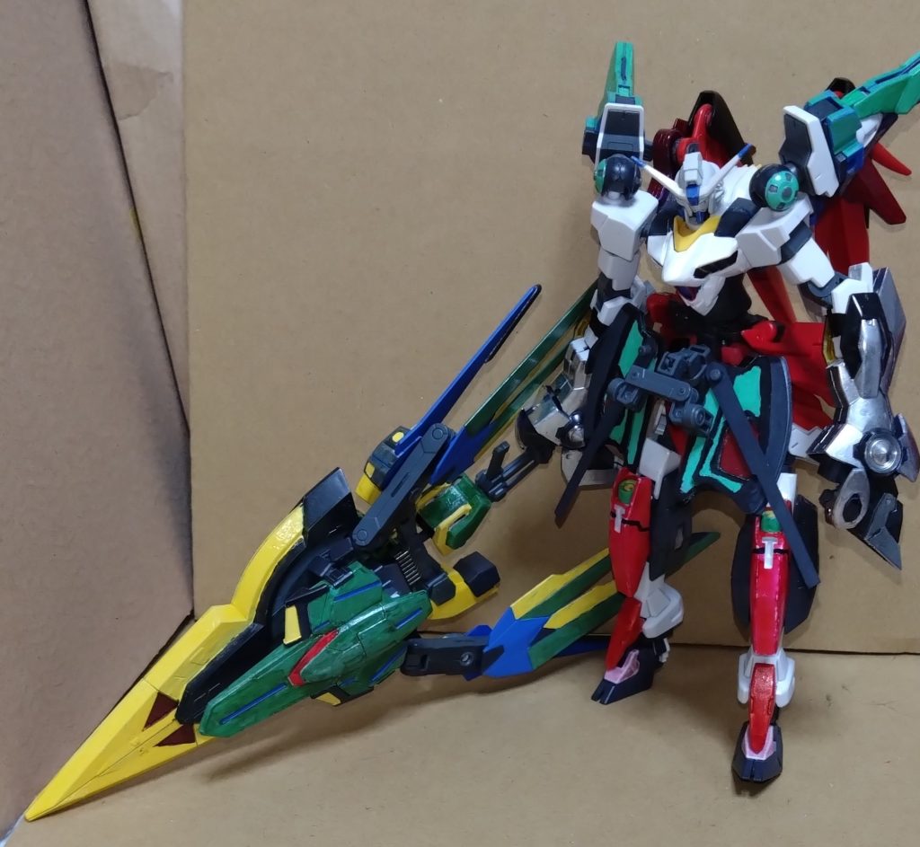 ここまでキルトリアWについて説明をしましたが、ガンダムリベロにソードフォームの状態での装備を見せようと思います。リベロより重量があり、とにかく重い。その為、撮影が一苦労でした…(⌒-⌒; ) 今現在、キルトリアWのソード形態を扱えるのはリベロとスペランツァジャスティス、そして今回ストーリーで共演したニノのGNZのみとなります。上の画像でキュリアのキュラサメが装備した姿を披露しましたが、ライフル形態での使用はどの機体でも使える……という設定となります。