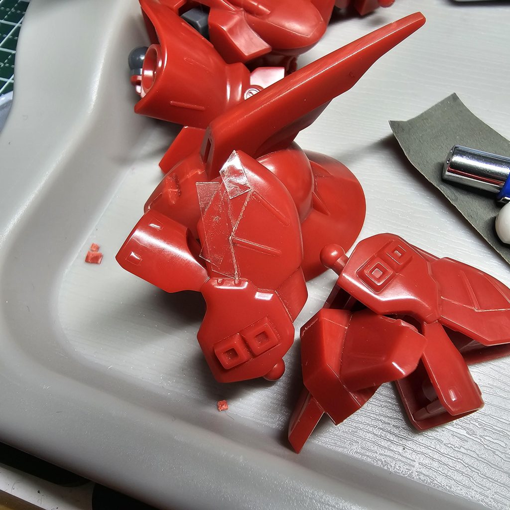 あんまり写真撮ってなかったので1枚だけ胸と肩に初のスジ彫りチャレンジしてます定規で測ったんですが、よく見ると歪んでます左右対称はディバイダーあったほうがよさそう