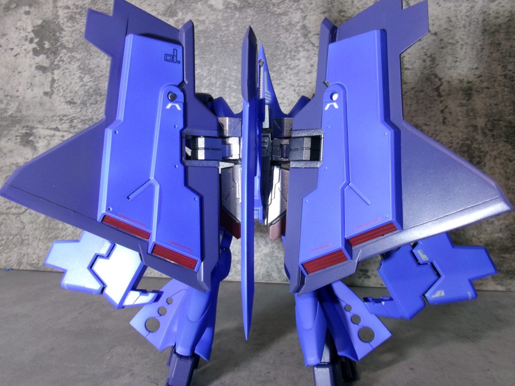 背中。1/100フルドドなんでデカいですね。っていうかフルドド見てて「 ハンブラビみたいだな…」から始めた改造なんですが、実際にそういう設定なのを後で知りました。無知なせいで車輪の再発明みたいなことをしてしまった…。