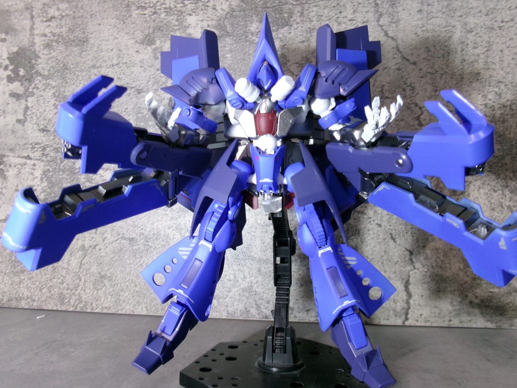 サブアーム展開。エイにロブスター要素が加わってシーフードの王様みたいな感じになりました。顔は久しぶりにエポパテで造形しましたが楽しかったですね。