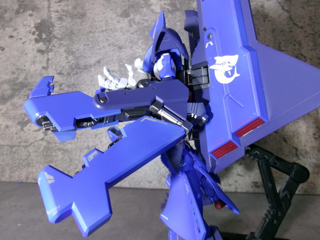 そしてデカールにはサメ。何やねん。