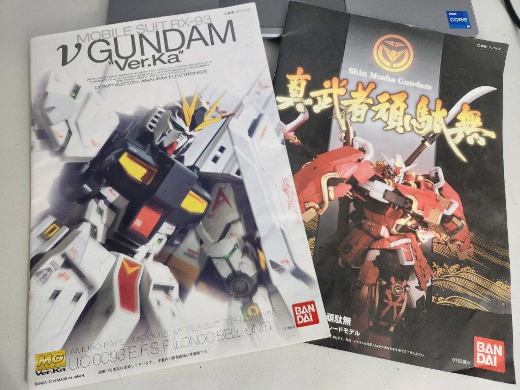 どちらも十数年前に買って実家に放置されており、初代ガンダムブレイカーが流行する頃にミクシングしてみようと開封。思い付きで組み立てをしているうちに最近まで放置されておりました。