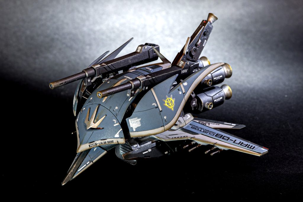 旧キットのララァ・スン専用モビルアーマー(エルメス)をベースにブースターにアッザムの脚部パーツ、メガ粒子砲にウイングガンダムのライフルなどの余剰パーツをミックスしています。両翼はプラバン加工によるスクラッチです。