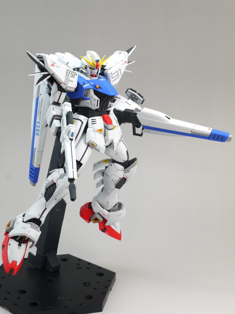 肩のフィンは塗り分けました。ヴェスバー内部フレームは剥がれを避けるためにトップコートをせず、メラミンスポンジでツヤを消してあります。砲口横のスリットにはパンチングメタルを仕込みました。ヴェスバーは兵器としてのスゴさはよくわかりませんが、カッコいいですよね。