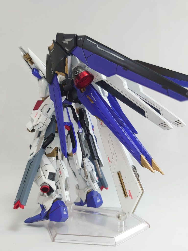 バックショット羽は一度切り離してから、新規に稼動軸を製作。展開/折畳みが出来るようになりました。強化型なのに羽の枚数が減っているのは御愛嬌!(ブースターが増設されてるので飛行能力は向上してるはず…)