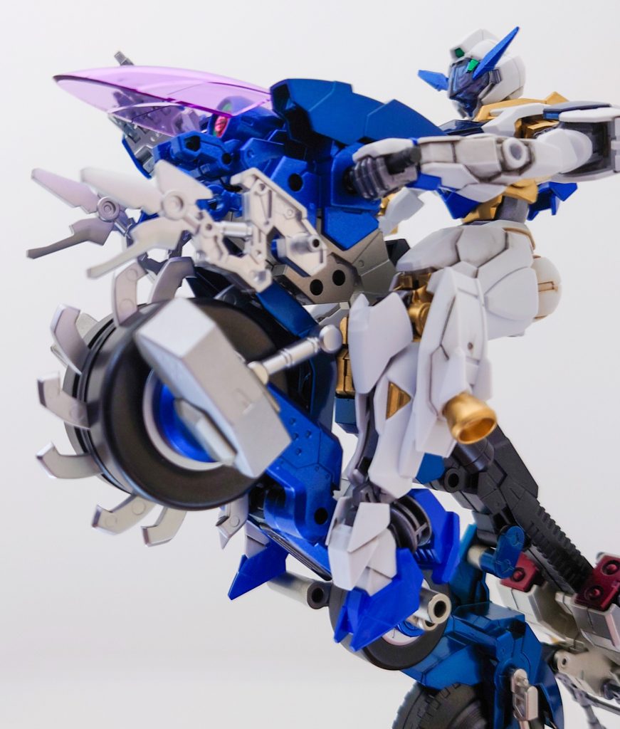 前輪側にはタイヤ内に隠し刃が仕込まれており、ウィリーした状態で相手に襲いかかります!