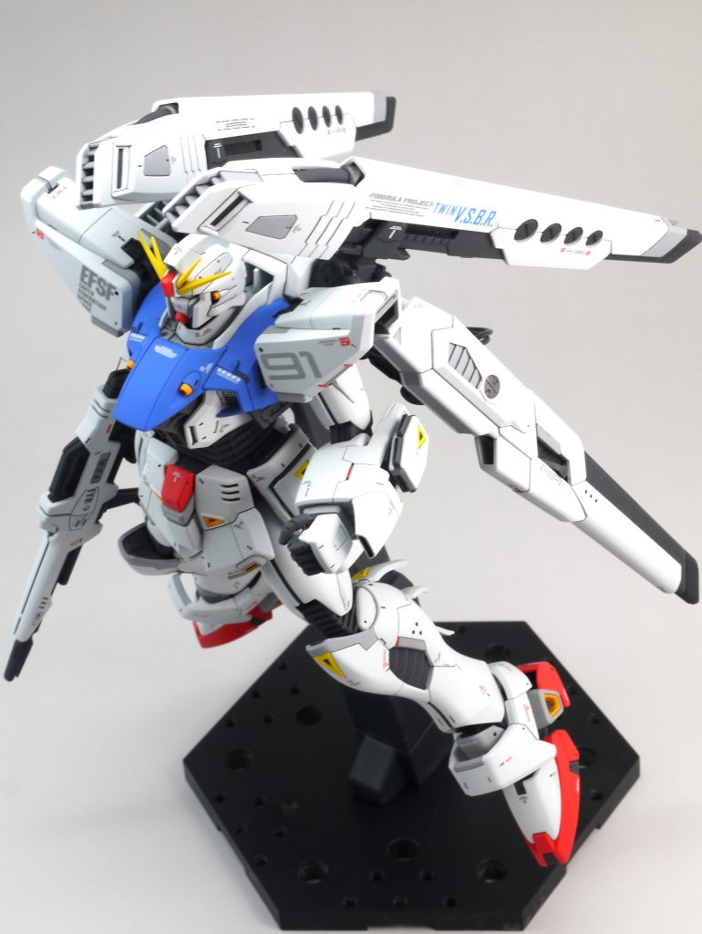 この機体は飛んでいる状態がカッコいいと思います。ツインヴェスバーだと迫力が増します。推進力を上げる装備ではありませんが…。