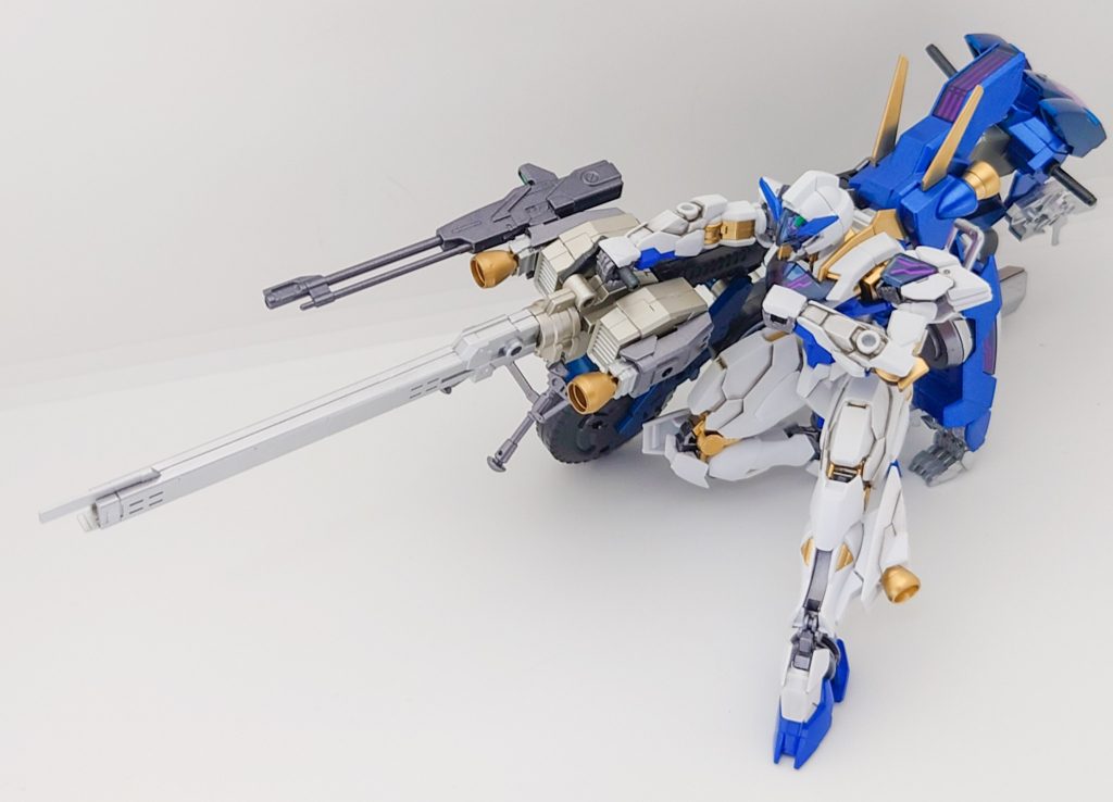 後輪側には超ロングレンジビームライフルが搭載されていて、狙撃手のように狙い撃ちします!