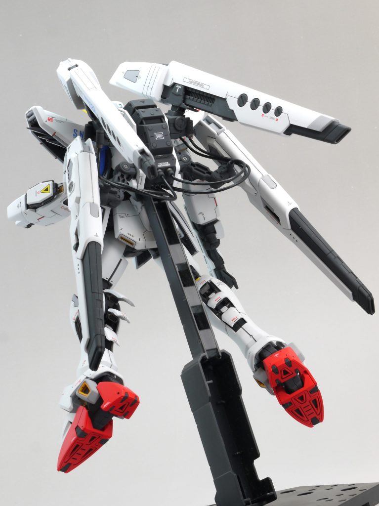 塗装は水性ホビーカラーをエアブラシで吹いています。部分的に筆塗りも併用しています。・ディアクティブホワイト・サフ色・イエロー・オレンジイエロー・サーモンピンク・フリーダムブルー・焼鉄色・シルバー・ゴールド色と配色はモデグラ作例から少し変更しています。キット指示のブルーは少し緑色が入っているのがイヤだったので、いつものブルーにしました。