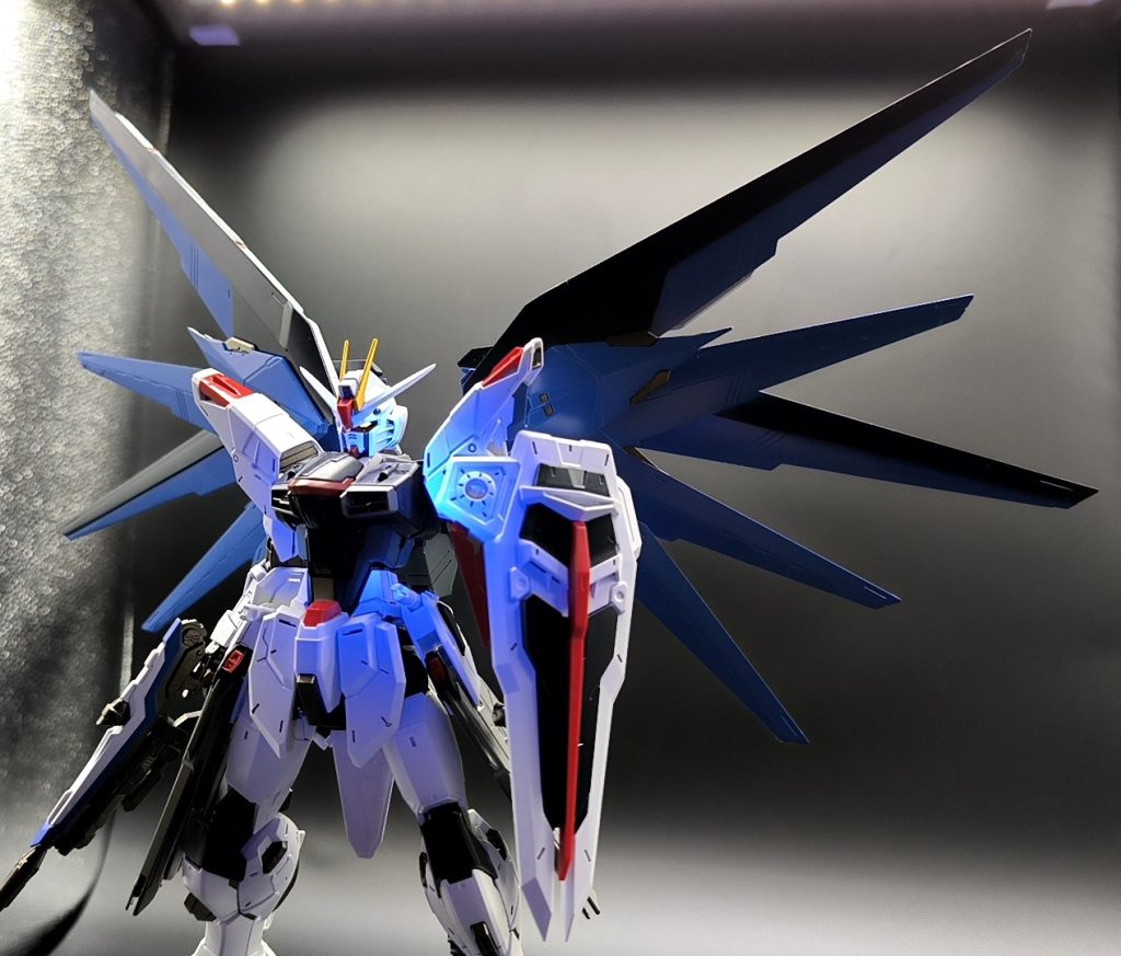 塗装は、ホワイト以外のパーツを全て塗装しました。フレームはフィニッシャーズのライトガンメタルと、ガイアノーツのフレームメタリックを混ぜてます。