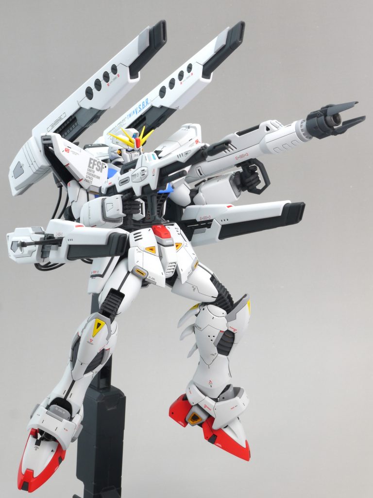 注意事項・どうしてもホコリの付着などはあります。・フェイス固定の頭部は、フェイスオープンへの差し替えは出来ません。・フェイスオープン出来る頭部は、マスクの改修をしていないストレート組みです。・LEDは準備していません。・ビームサーベル、ビームシールドはゲート切りっ放しです。