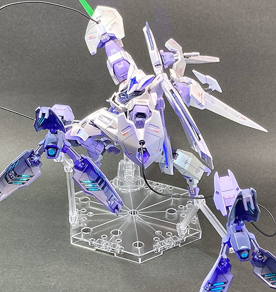   ミカエリスのビームブレイザーを２機装備しました。その基部になっている両肩のバインダーもミカエリスのテールスカートです。もちろん、ビームーブレイザーを切り離して遠隔攻撃も可能です。　ビームブレイザーの各可動部は、動かす角度によっては可動軸が丸見えになってしまうので、蓋をつけて塞ぎました。砲口は、蛍光カラー＋アルミシール＋透明レジンで、レンズ状にしました。プレートの内側にも蛍光カラーを使いました。 