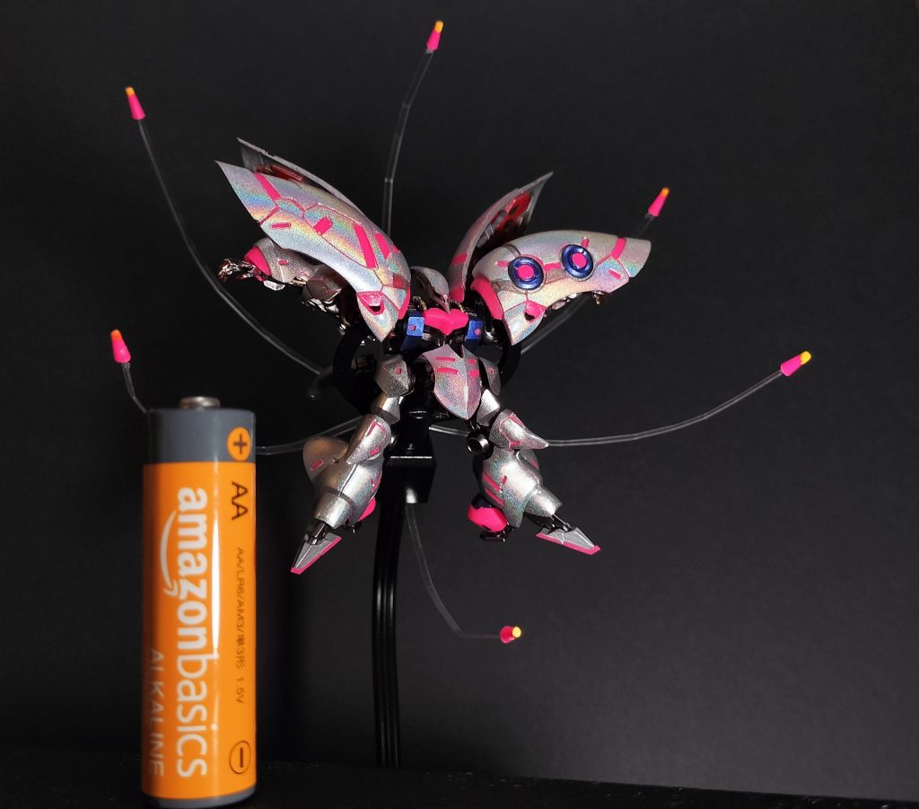 16.毎回忘れる電池君との記念撮影。6cm足らずでこんなに楽しめるガンプラって、すごい密度ですよね。たぶん、金属粒子レベルでサイコフレームが封入されていて、特にアラフィフたちはふらふらと引き寄せられるのですね...。
