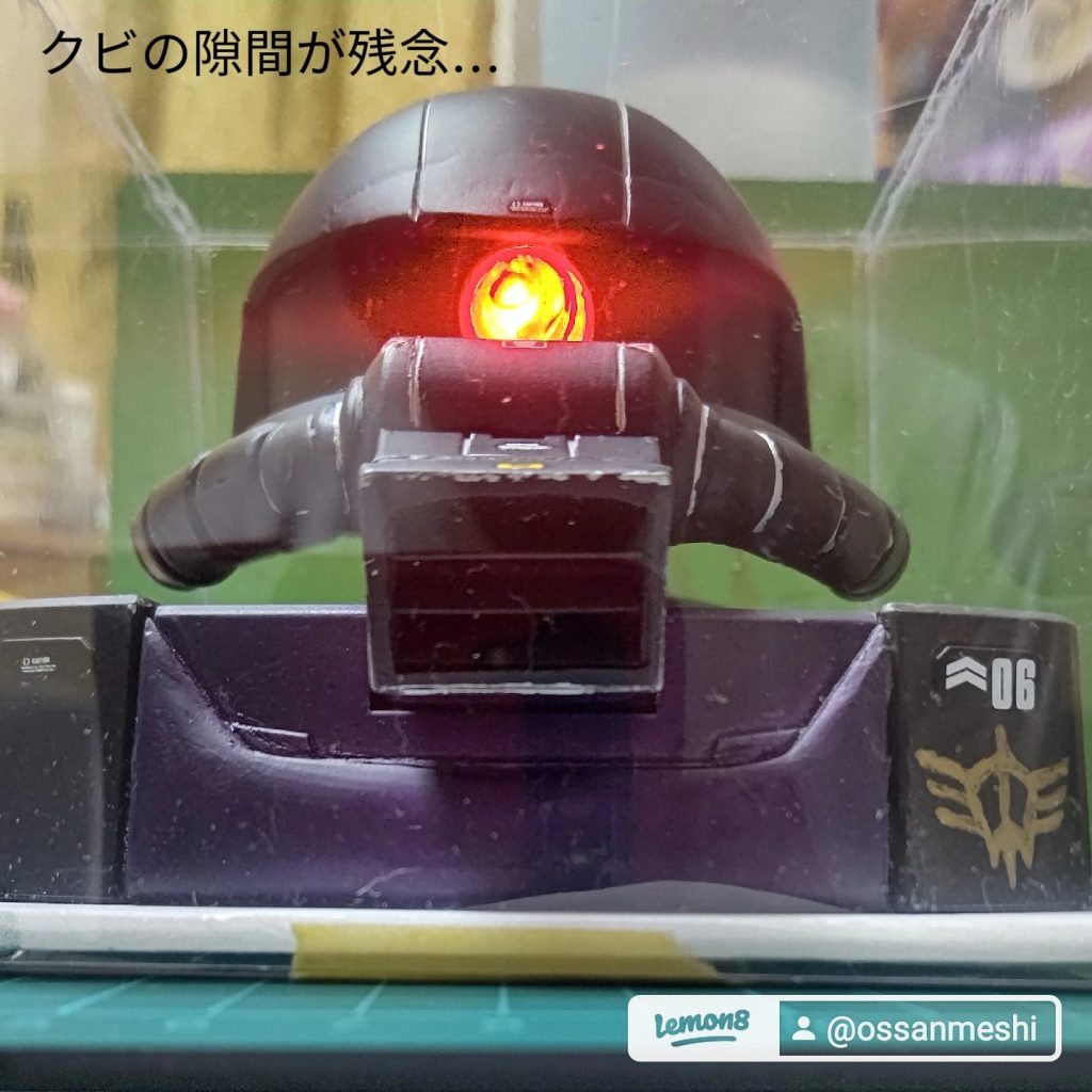 頭と体が一体形成だったので、動力パイプ下から切り離し、再構成しました。隙間が気になりますね💦モノアイはダイオードを使ってます。黒い三連星のエンブレムは手書き😅