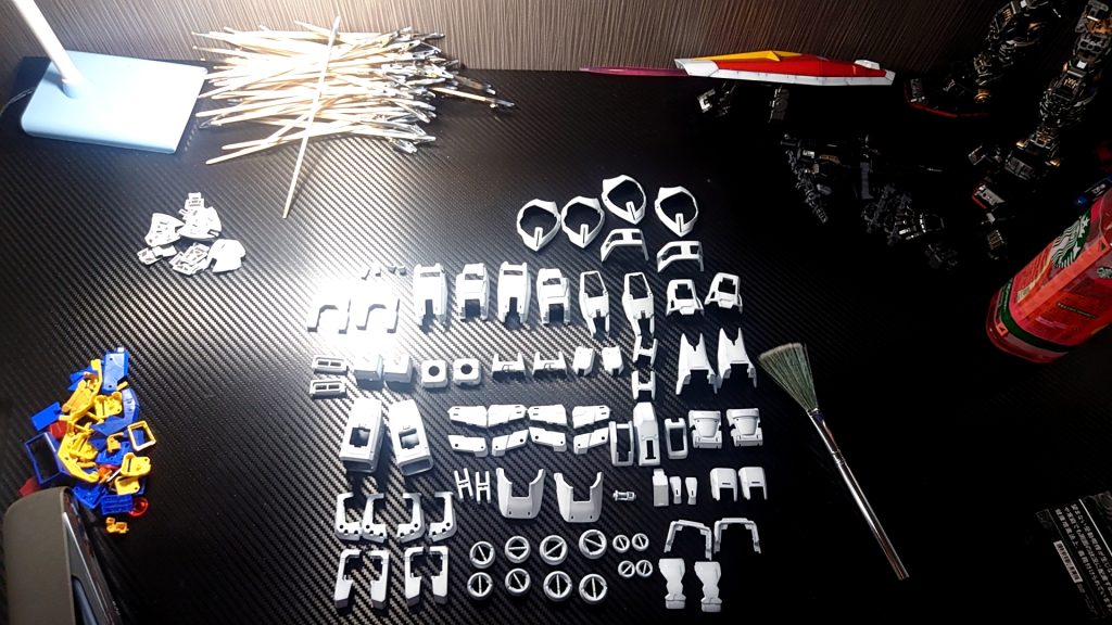 白は黒下地にEXホワイトに若干ブルーを混ぜたものにしています