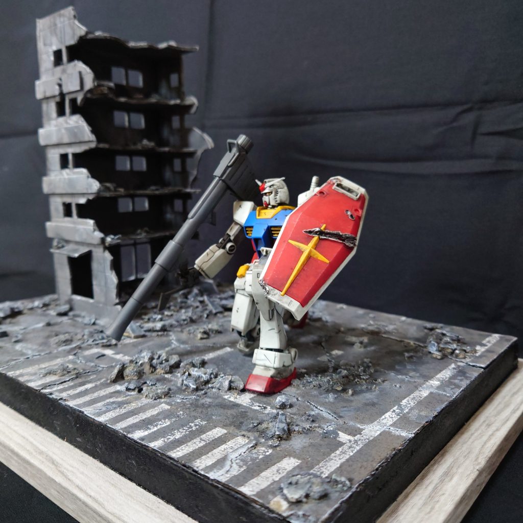 盾は派手に、目立つように