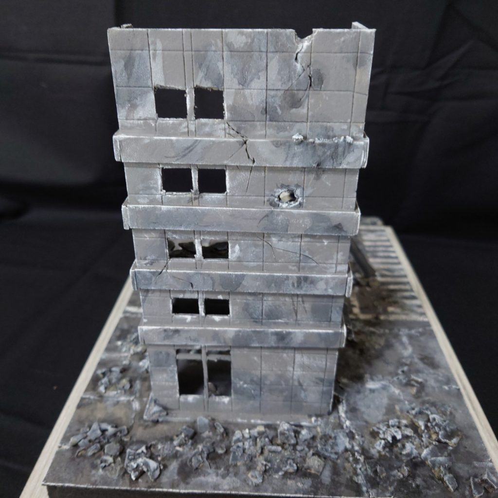 廃ビルの素材はカラーボード