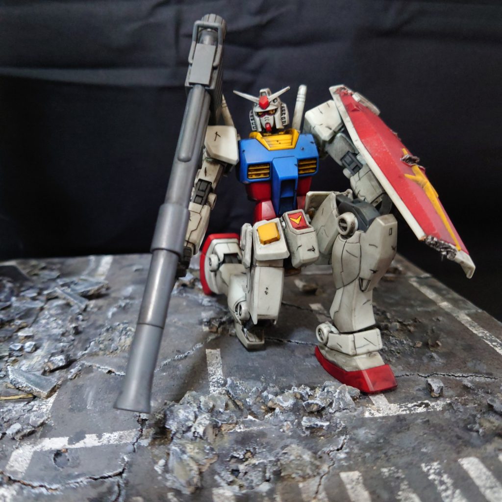 廃墟ジオラマメインなので、ガンダムをキズだらけにしました。