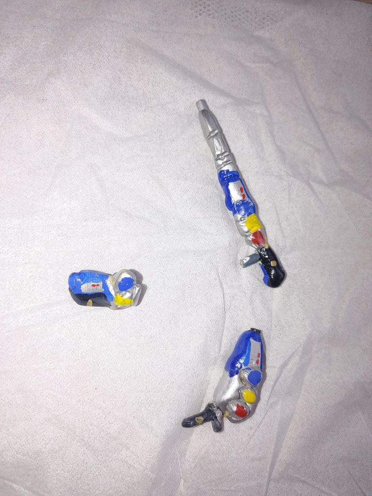 武器、シグナイザー。上から、ポリスバトンモード、身分証明的なIDモード、ガンモード。恒例のエポキシパテとランナー製。