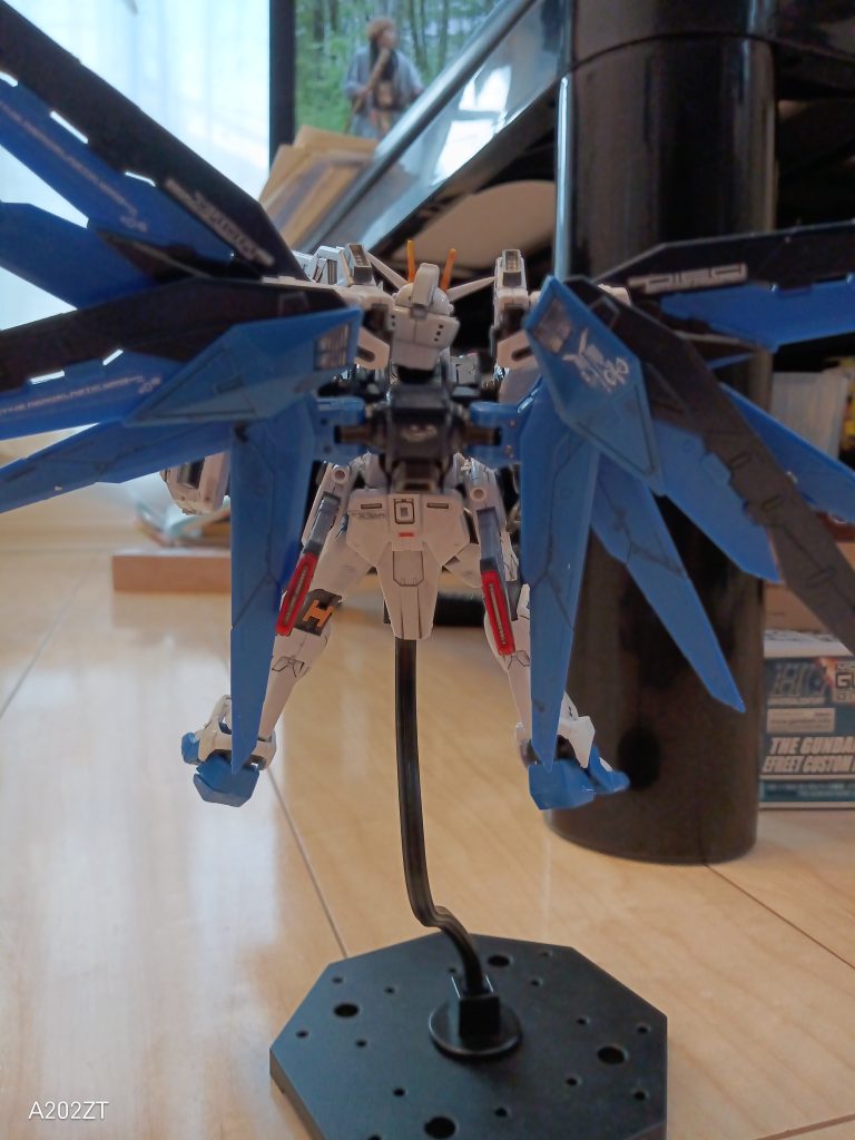 もっとポーズとか取らせたいんですが…ちょっとポーズ取らすの怖いんで、何回かポロリしながら、やっとフルバーストのポーズが取れたという感じなので…（RG第5弾）テレビでは何がやっているのか………