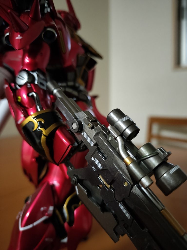 右手の基部が折れてしまい、親指以外がつけられない。接着しちゃうか、部品注文するか、未だ迷い中。