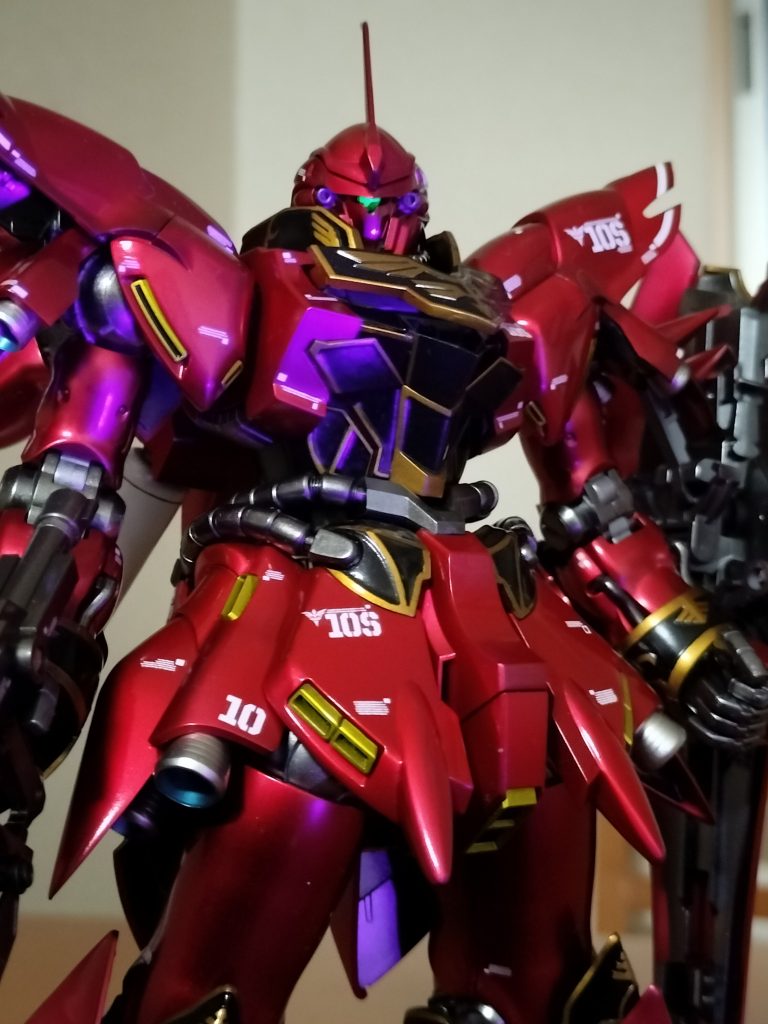 ブラックライトで光ります。