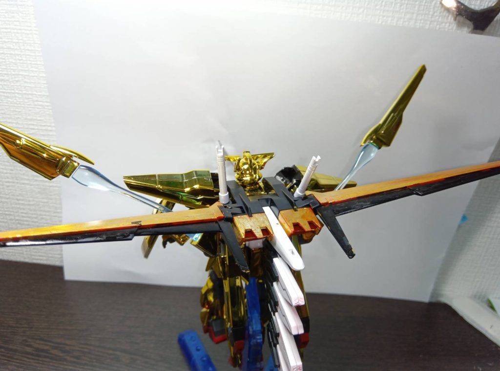 後ろ姿、ストライカーパックはムラがありますが、この装備もカッコいいですね