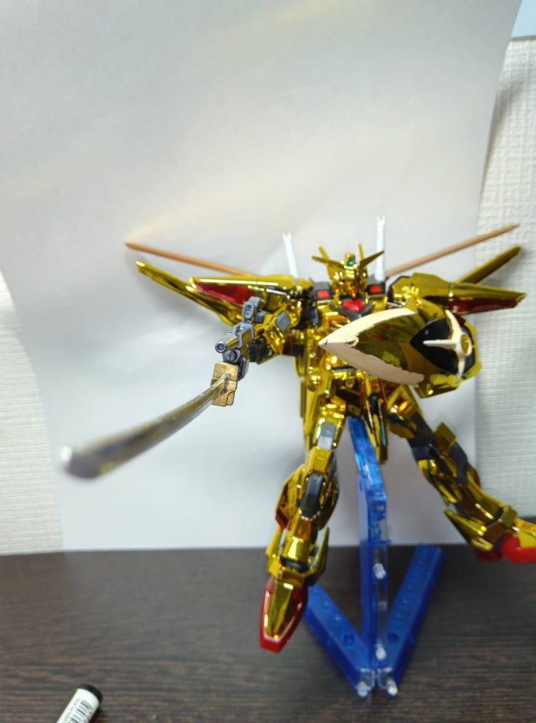 ビームライフルにガーベラストレートを差し込んでいます