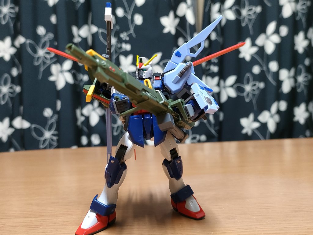 耐艦砲アグニ構えて。腰のサーベルやパンツァーアイゼンに右肩のバルカンと干渉して辛かったですが、何とか構えられました。