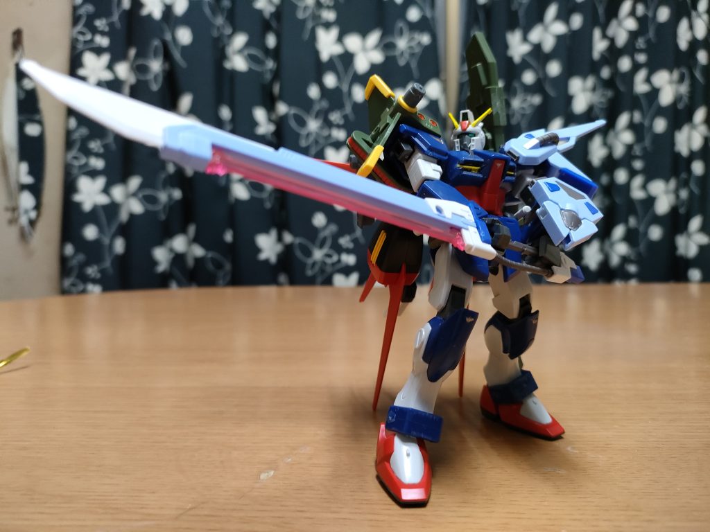 耐艦刀シュゲルトゲベール構えて。柄が長いから旧キットのダガーでもサンライズパースは出来るし左手のパンツァーアイゼンも良い感じの篭手になってる。