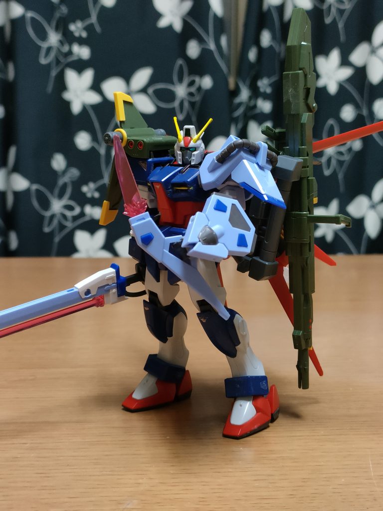 左型にマウントしてるビームブーメラン外して発振構え。パンツァーアイゼンに隠れて分かり辛いが左手で保持。