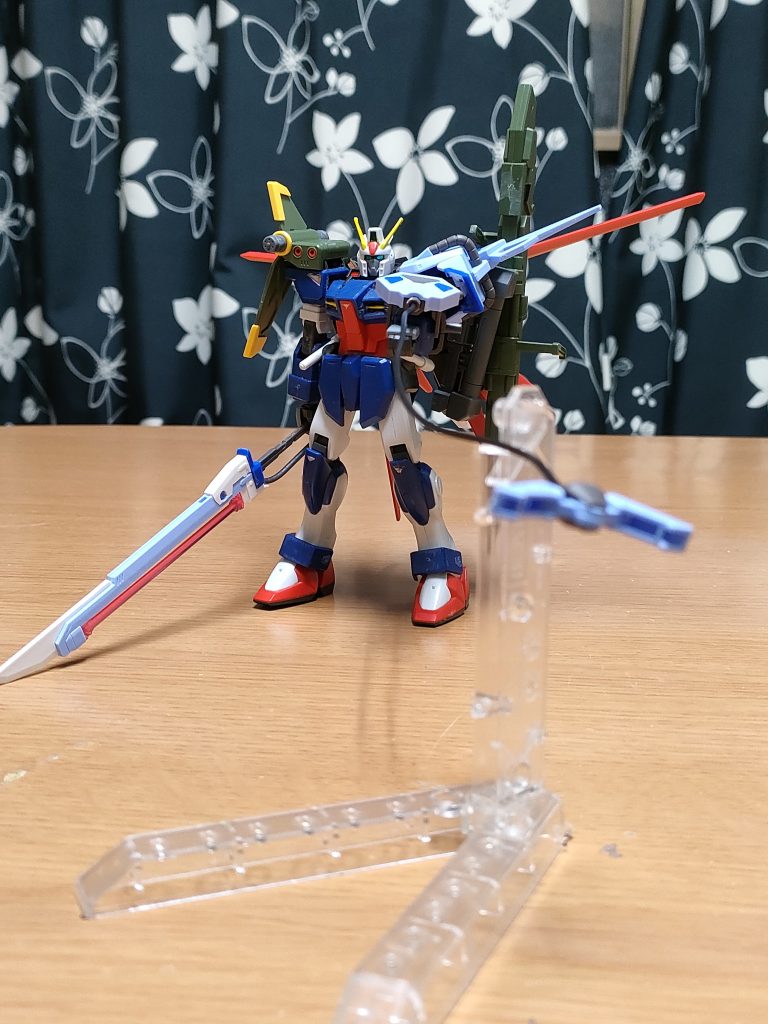 パンツァーアイゼン射出ニ爪のアンカーのリードは長く、射出口自体にビームコーティングされてるから小振りのシールドとしての防御になる