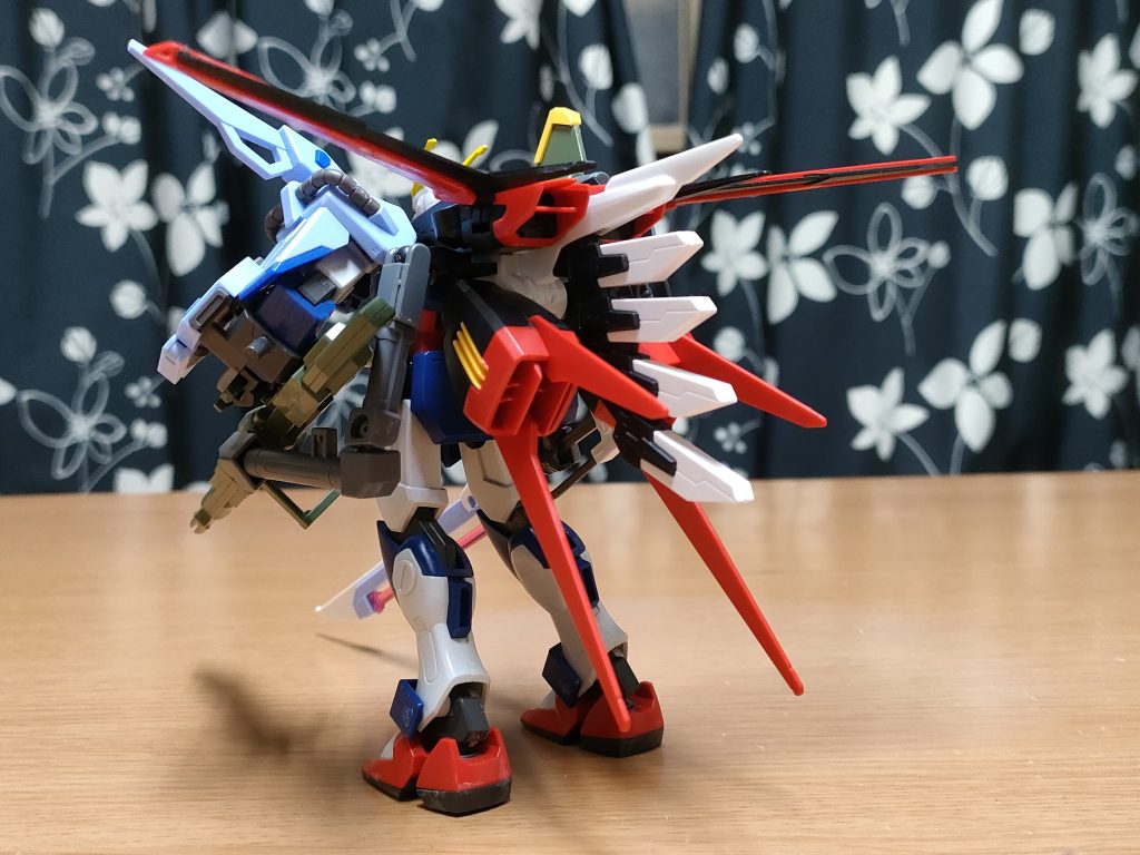 リア。エールストライカー中心には羽型の追加バッテリーが増設されてて側面、特に左側に伸びたアームにちゃんと耐艦砲が繋がれてる。