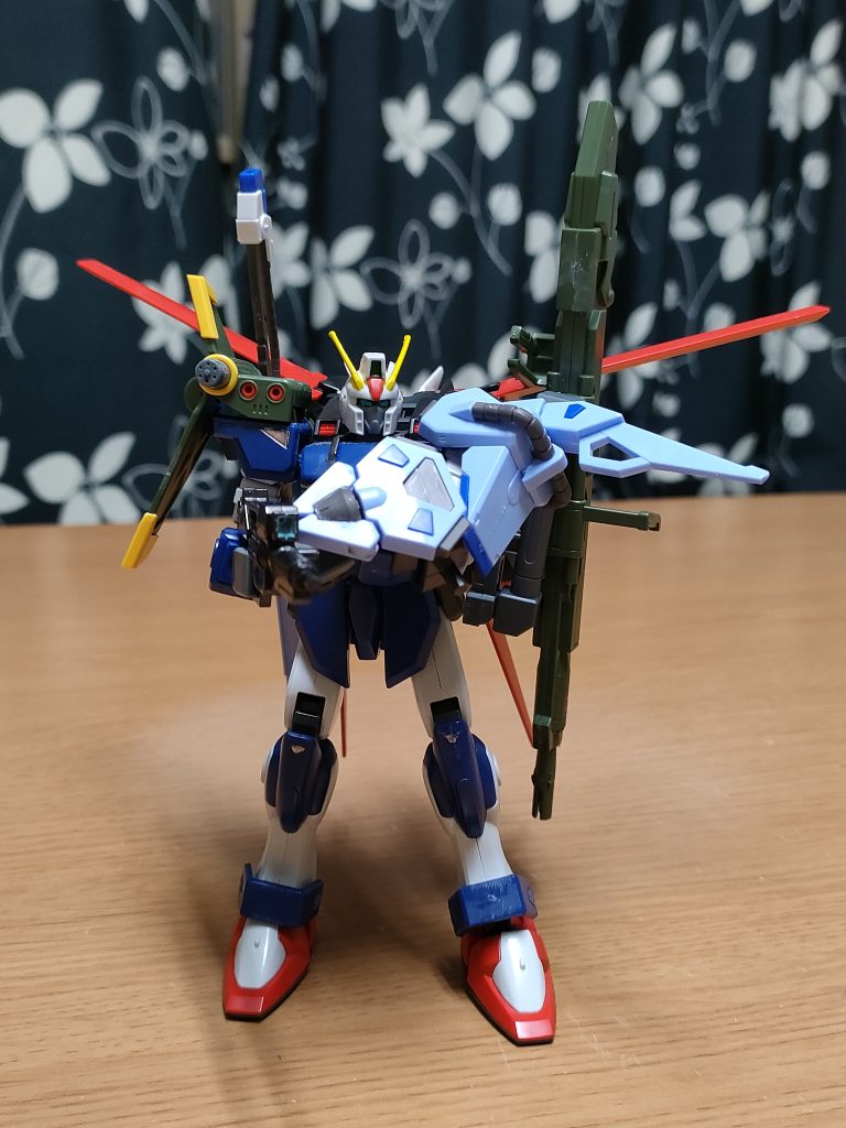 以上、ストライク完全量産型機体の本気!背中のストライカーパックこそ後の連合MS共通機構だが、両肩のパックマウントラッチはダガーLとウィンダムにはオミットされ、ソードとランチャーは廃れてしまったが、もしムウ・ラ・フラガ並のエースがまだ連合に残ってたらこのザフトはこの機体の猛威に苦しめられただろう。これが一番の最盛期なのである!