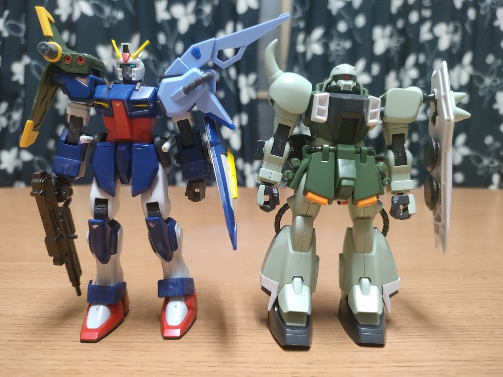 連合量産機のダガーと背くらべ。ザクの方が低くてコンパクトな印象。