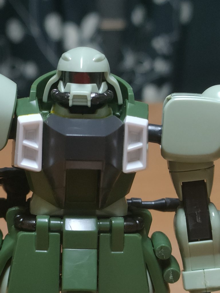 ザフト特有のモノアイカメラ。下地に最初メタリックレッド塗装した後、丸く切ったマスキングテープを貼り、そのまま黒鉄色で塗装してからマスキングテープを剥がしてモノアイを再現。