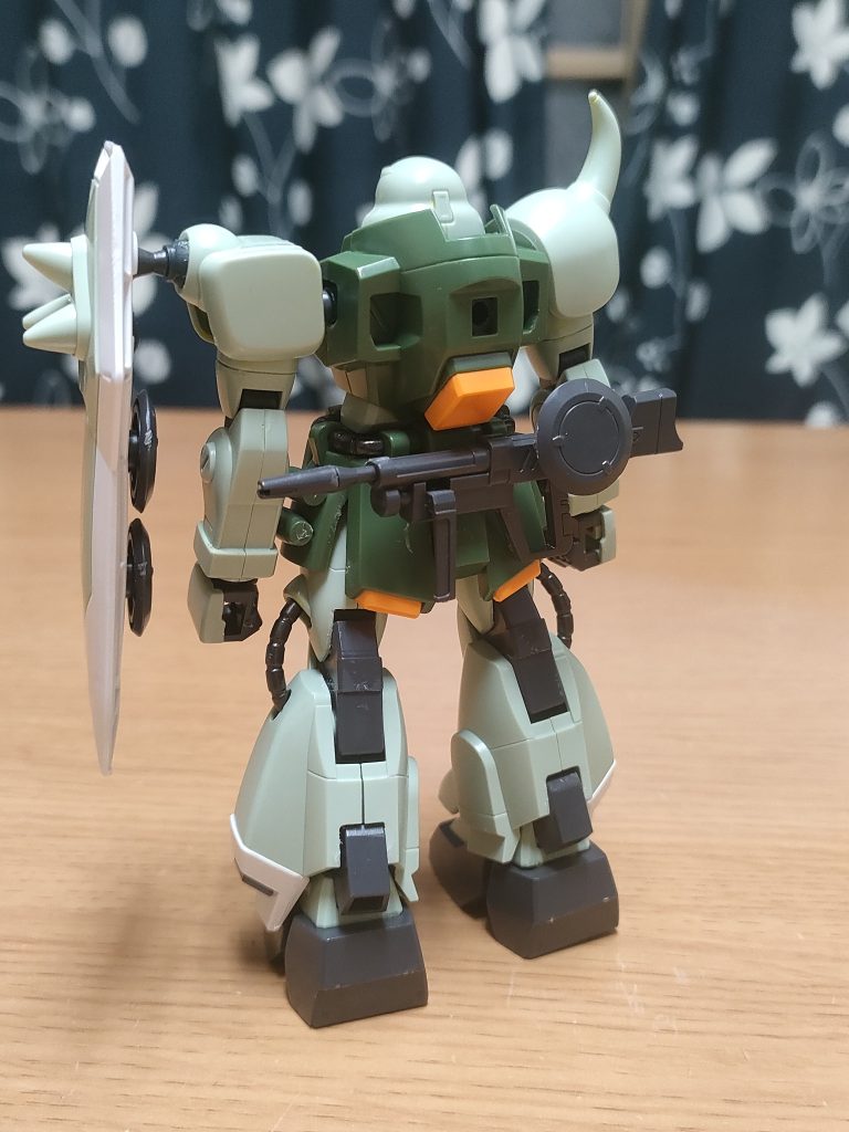 リア。腰の後ろにビームカービンをマウントの他、左肩にビームシールドを装備。裏側に予備マガジンを2つマウント。