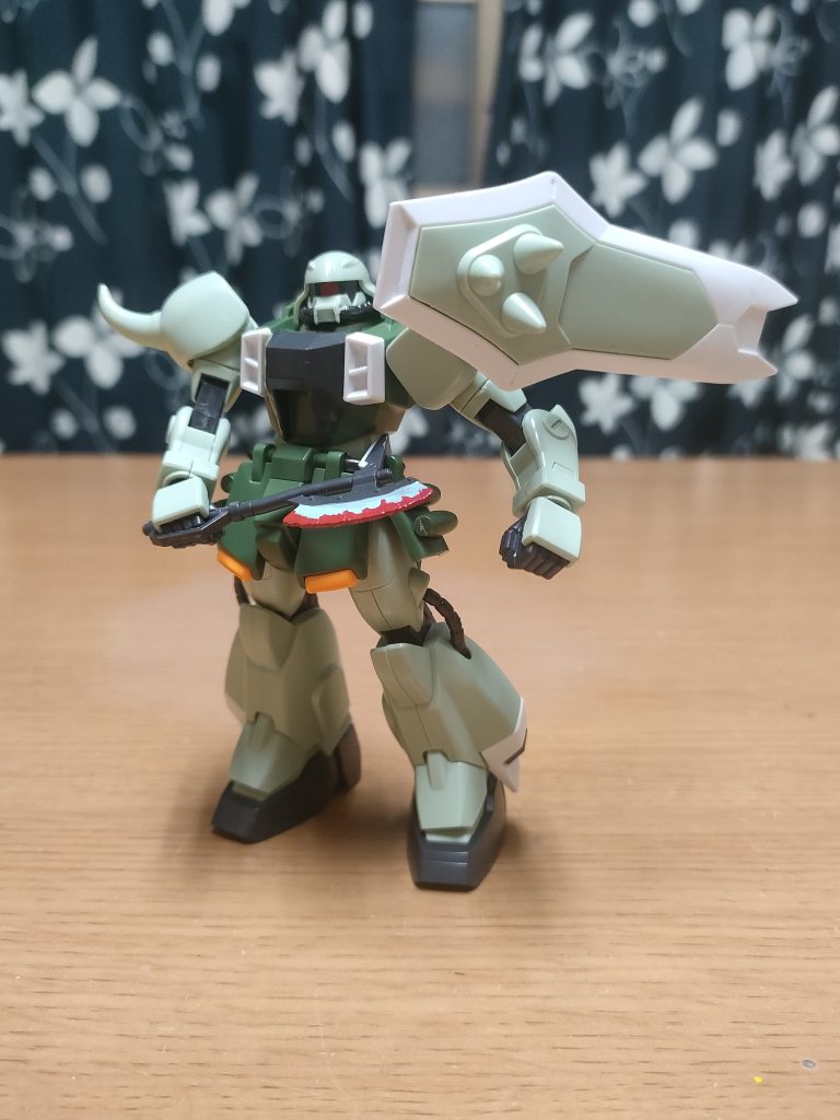 本キットでは出来ませんが設定では盾内部に格闘武器のビームトマホークを格納。一部を筆塗りてわ再現。カービンとトマホークの位置関係からハンズフリーのまま武器装備してる。