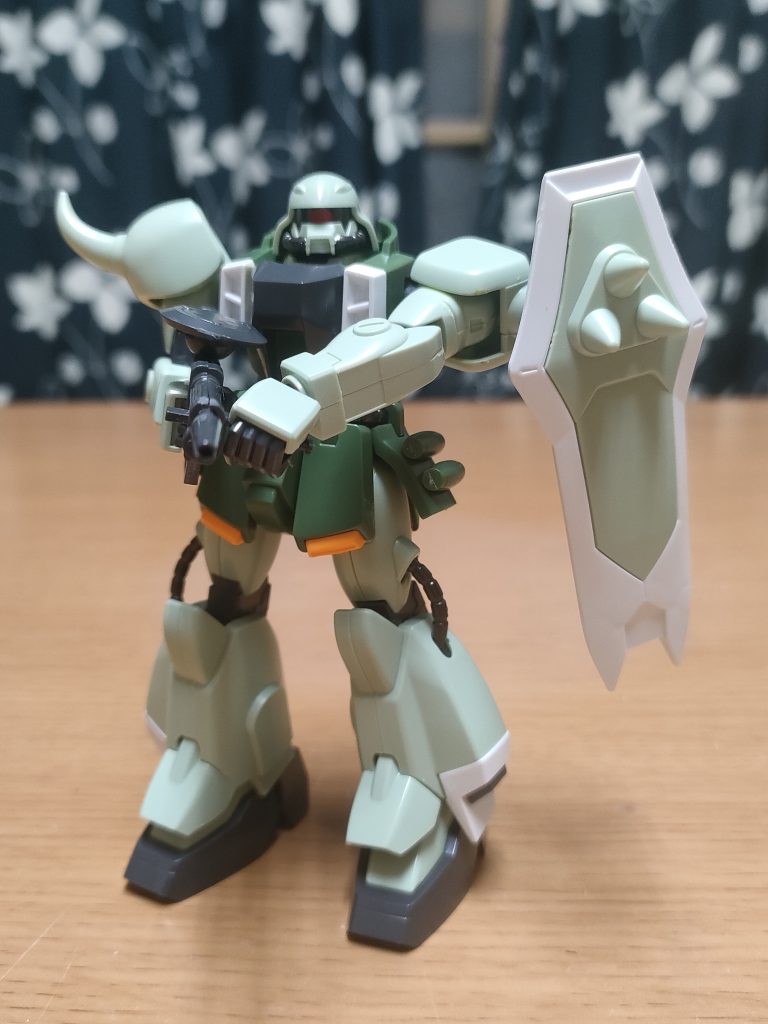 ビームカービンを構えて。ちゃんと両手で構えられる他、上部にマガジンあって取り外し可能。