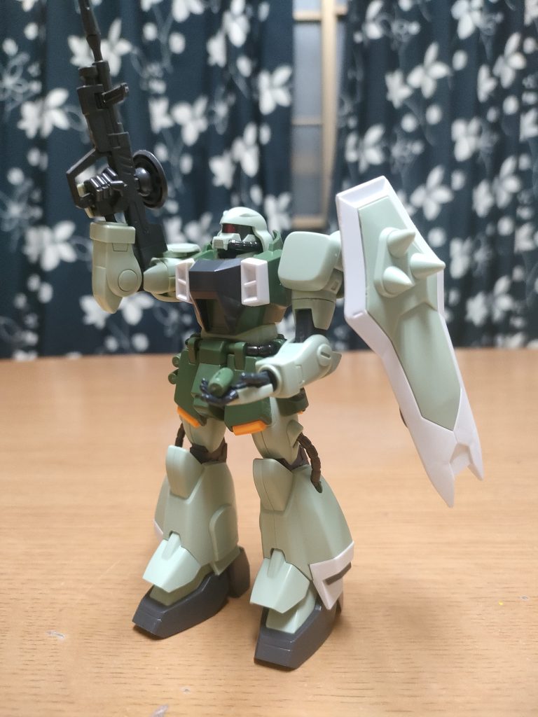 両腰に手榴弾も計4個マウントしてる。左手に持ってるのがそう。