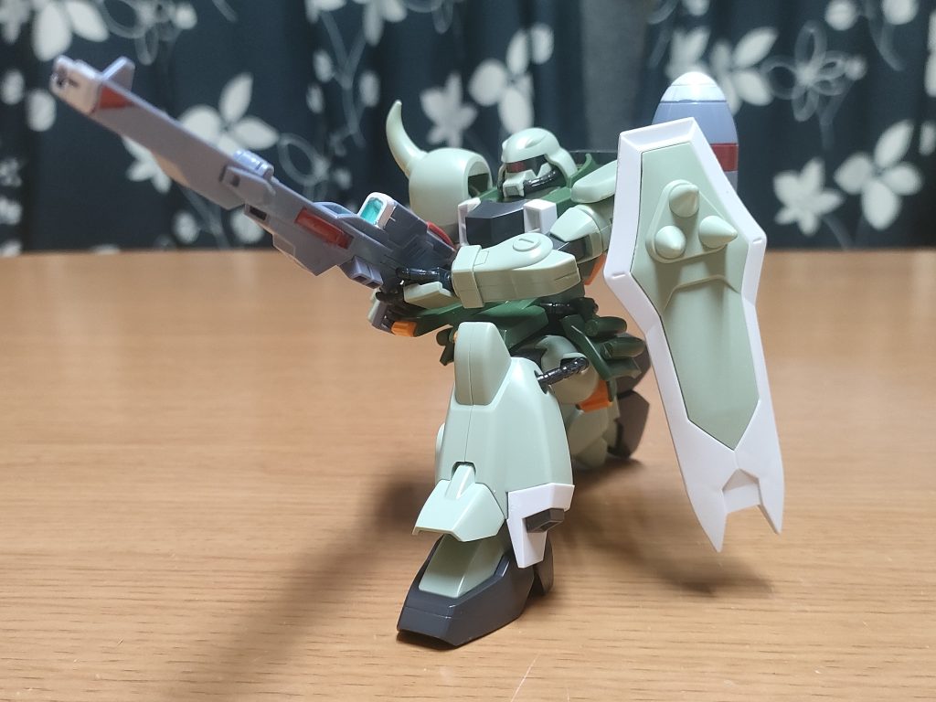 オルトロスで輝き撃ち。旧キット仕様ながらも膝立ちにして両手で構えが可能です。