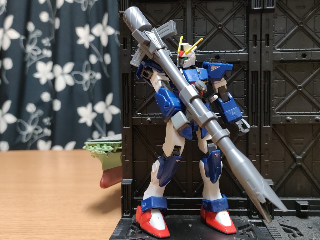 宇宙港から出港する軍艦を待ち構えるダガー。